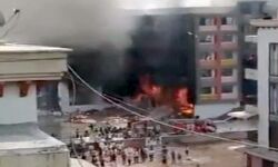 स्कूल में लगी भीषण आग- दमकल की 20 गाडियां मौके पर स्कूल में लगी भीषण आग- दमकल की 20 गाडियां मौके पर