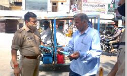 SHO मंडी ने कोविड-19 के प्रति लोगो को किया जागरूक- मास्क भी बांटे