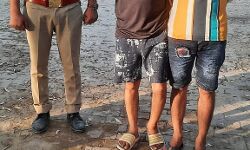 पुलिस के हाथ तस्करों के गिरेबान पर, दो तस्कर दबोचे, शराब बरामद पुलिस के हाथ तस्करों के गिरेबान पर, दो तस्कर दबोचे, शराब बरामद