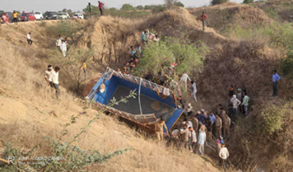 दुर्घटना: मिनी ट्रक पलटने से 11 मरे- 40 घायल