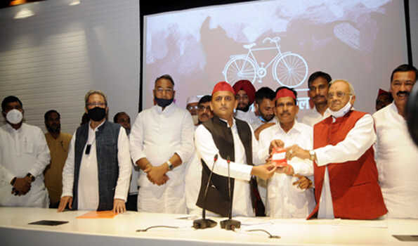 कई वरिष्ठ नेता BSP, BJP व कांग्रेस का हाथ छोड़- हुए साईकिल पर सवार