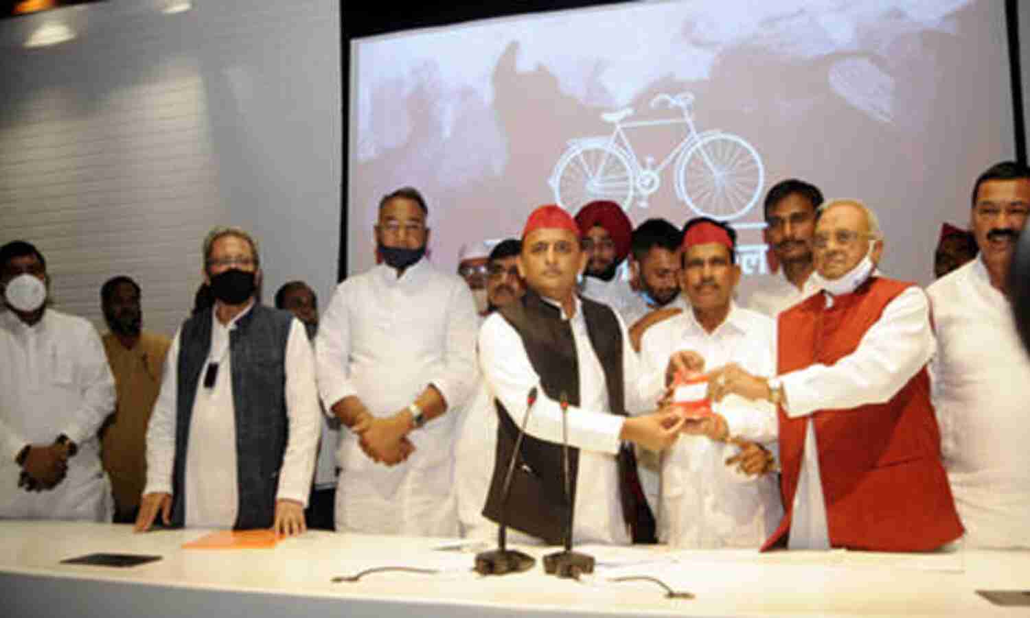 कई वरिष्ठ नेता BSP, BJP व कांग्रेस का हाथ छोड़- हुए साईकिल पर सवार