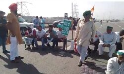 किसानों के जाम से ईस्टर्न पेरीफेरल एक्सप्रेस वे पर थमें वाहनों के पहिए किसानों के जाम से ईस्टर्न पेरीफेरल एक्सप्रेस वे पर थमें वाहनों के पहिए