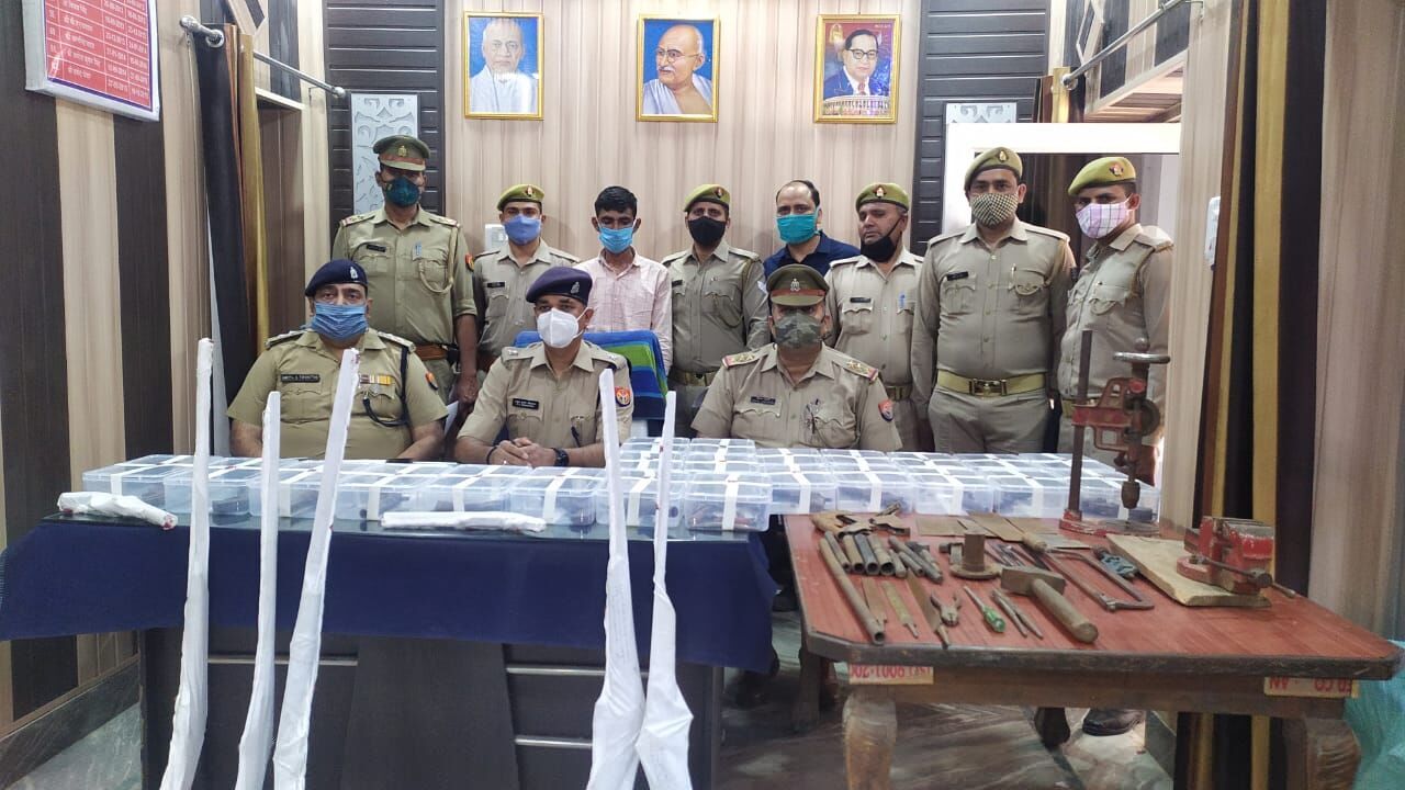 जंगल में चल रही शस्त्र फैक्ट्री का भंडाफोड़, 1 गिरफ्तार जंगल में चल रही शस्त्र फैक्ट्री का भंडाफोड़, 1 गिरफ्तार