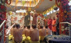 20 वें वार्षिकोत्सव पर यजमानों ने किया भगवान शनि का पंचामृत अभिषेक 20 वें वार्षिकोत्सव पर यजमानों ने किया भगवान शनि का पंचामृत अभिषेक