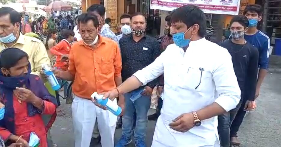 कोरोना से बचाव के लिए मनीष की टीम ने बांटे मास्क