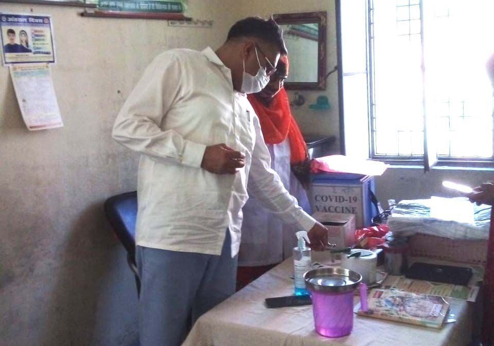 CMO ने स्वास्थ्य केन्द्रों का किया निरीक्षण- टीका उत्सव को बनाएं सफल