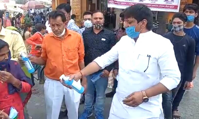 कोरोना से बचाव के लिए मनीष की टीम ने बांटे मास्क
