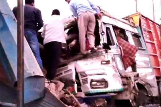 खड़ी कार में बेकाबू ट्रक ने मारी टक्कर, पिता-पुत्र समेत तीन की मौत