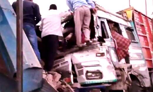 खड़ी कार में बेकाबू ट्रक ने मारी टक्कर, पिता-पुत्र समेत तीन की मौत