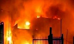 तेज धमाके के साथ फैक्ट्री में लगी आग तेज धमाके के साथ फैक्ट्री में लगी आग