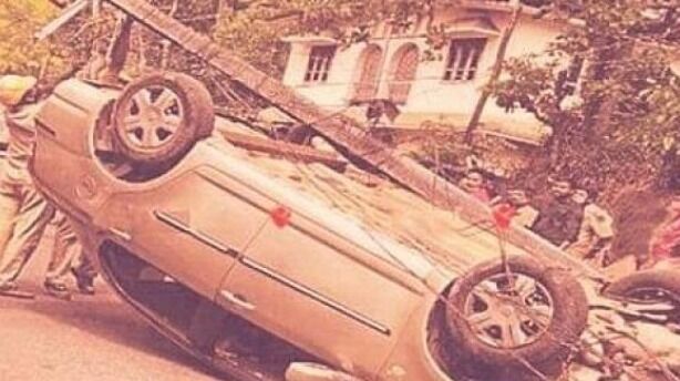 कोरोना का सदमा-पाॅजीटिव होने की मिली खबर तो महिला ने खंबे में ठौंकी कार कोरोना का सदमा-पाॅजीटिव होने की मिली खबर तो महिला ने खंबे में ठौंकी कार