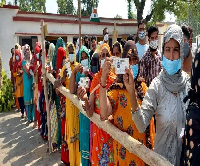 पंचायत चुनाव-सहारनपुर में वोट डालने के लिए लगी है मतदाताओं की लाइन
