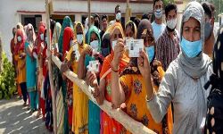 पंचायत चुनाव-सहारनपुर में वोट डालने के लिए लगी है मतदाताओं की लाइन पंचायत चुनाव-सहारनपुर में वोट डालने के लिए लगी है मतदाताओं की लाइन