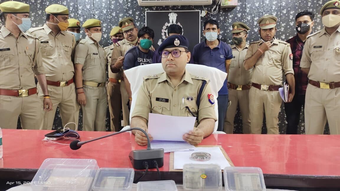 यात्रियों को लूटने वाले कार गैंग का भंडाफोड़, तीन गिरफ्तार यात्रियों को लूटने वाले कार गैंग का भंडाफोड़, तीन गिरफ्तार