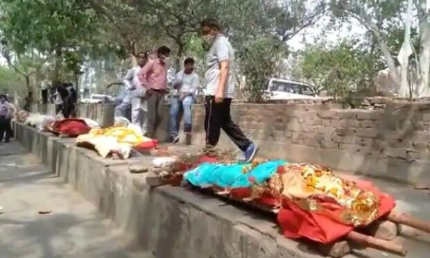 कोरोना का सितम-शवों के अंतिम संस्कार के लिए वेटिंग, फुटपाथ पर पड़ी लाशें