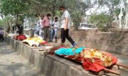 कोरोना का सितम-शवों के अंतिम संस्कार के लिए वेटिंग, फुटपाथ पर पड़ी लाशें कोरोना का सितम-शवों के अंतिम संस्कार के लिए वेटिंग, फुटपाथ पर पड़ी लाशें