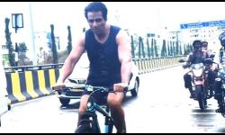 बिना मास्क साइकिल चलाने पर सूद की आलोचना बिना मास्क साइकिल चलाने पर सूद की आलोचना