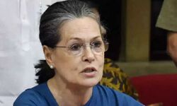 कोरोना टीकाकरण की उम्र 25 साल करे सरकार: सोनिया कोरोना टीकाकरण की उम्र 25 साल करे सरकार: सोनिया