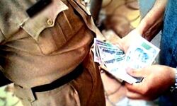 तीन पुलिसकर्मी रिश्वत लेते रंगे हाथ गिरफ्तार तीन पुलिसकर्मी रिश्वत लेते रंगे हाथ गिरफ्तार