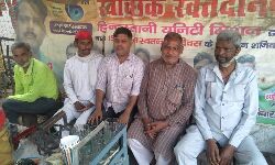 सपाईयों ने जन्मदिन पर पूर्व पीएम को यादकर दी श्रद्धांजलि सपाईयों ने जन्मदिन पर पूर्व पीएम को यादकर दी श्रद्धांजलि