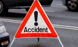 कार डंपर की टक्कर में 4 मरे 5 घायल कार डंपर की टक्कर में 4 मरे 5 घायल