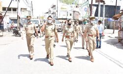 लाॅकडाउन का जायजा लेने खुद सड़क पर उतरे कप्तान- पत्रकारों को दिये सेनिटाइजर लाॅकडाउन का जायजा लेने खुद सड़क पर उतरे कप्तान- पत्रकारों को दिये सेनिटाइजर