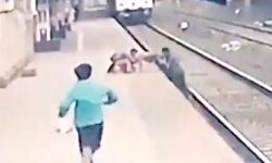 मौत 4 सेकंड दूर- अचानक आया देवदूत और बच गई नेत्रहीन बच्चे की जान मौत 4 सेकंड दूर- अचानक आया देवदूत और बच गई नेत्रहीन बच्चे की जान