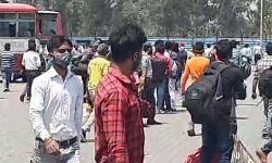 एक सप्ताह के लॉकडाउन की घोषणा पर बस अड्डे पर उमड़ी भीड़ एक सप्ताह के लॉकडाउन की घोषणा पर बस अड्डे पर उमड़ी भीड़