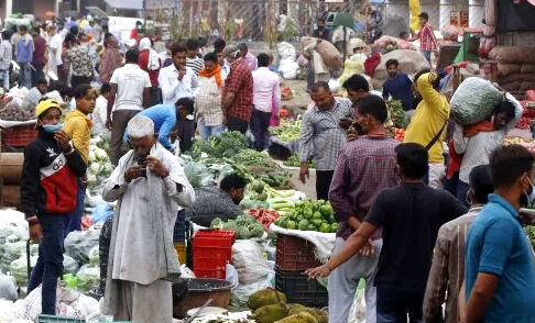 यह कैसा लाॅकडाउन- सब्जी मंडी में उमड़ी भीड़- सोशल डिस्टेंसिंग तार तार