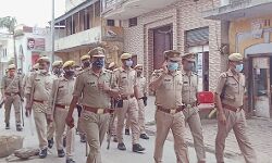 पुलिस ने किया फ्लैग मार्च-SO ने प्रत्याशियों व ग्रामीणों को दी हिदायत पुलिस ने किया फ्लैग मार्च-SO ने प्रत्याशियों व ग्रामीणों को दी हिदायत