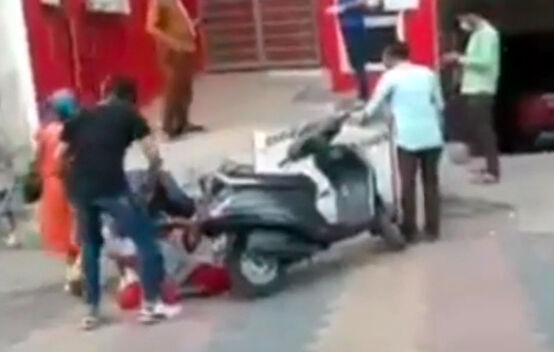 बिगड़ा सिस्टम हारी मानवता-अस्पताल के सामने तडपती महिला ने तोड़ा दम बिगड़ा सिस्टम हारी मानवता-अस्पताल के सामने तडपती महिला ने तोड़ा दम