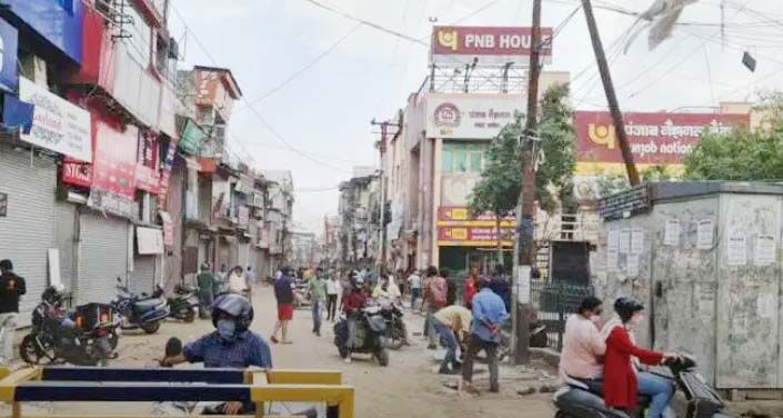 घड़ी ने बजाये दो- बंद हुई दुकानें- और बाजारों में पसर गया सन्नाटा घड़ी ने बजाये दो- बंद हुई दुकानें- और बाजारों में पसर गया सन्नाटा