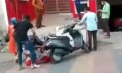 बिगड़ा सिस्टम हारी मानवता-अस्पताल के सामने तडपती महिला ने तोड़ा दम