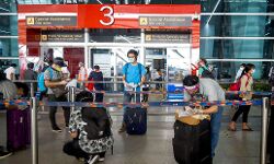 दूसरी लहर का असर -कम हुये हवाई यात्री