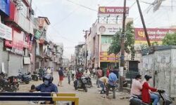 घड़ी ने बजाये दो- बंद हुई दुकानें- और बाजारों में पसर गया सन्नाटा