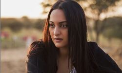 घर पर एक्सरसाइज कर रही है सोनाक्षी