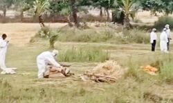 कोरोना से महिला की मौत-सड़क पर ही शव उतारकर एम्बुलेंस ले भागा ड्राइवर