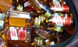 पंचायत चुनाव- बसपा प्रत्याशी के लिए शराब का बांटते आठ गिरफ्तार पंचायत चुनाव- बसपा प्रत्याशी के लिए शराब का बांटते आठ गिरफ्तार