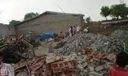 आंधी से भरभरा कर गिरी दीवार- एक मरा आंधी से भरभरा कर गिरी दीवार- एक मरा