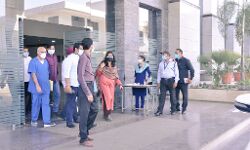 शिकायतें मिलने के बाद डीएम ने खुद संभाला मोर्चा-कोविड अस्पताल का दौरा