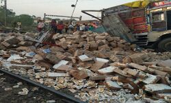 एक्सीडेंट - क्रासिंग पर ट्रेन से टकराये ट्रक - पांच की मौत एक्सीडेंट - क्रासिंग पर ट्रेन से टकराये ट्रक - पांच की मौत