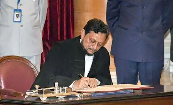 ऑक्सीजन की कमी से मर रहे हैं लोग-CJI ने सुनाई खरी खरी ऑक्सीजन की कमी से मर रहे हैं लोग-CJI ने सुनाई खरी खरी