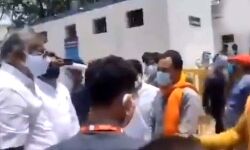 बीमार मां के लिए मांगी ऑक्सीजन- बोले केंद्रीय मंत्री-खा जाओगे दो थप्पड़