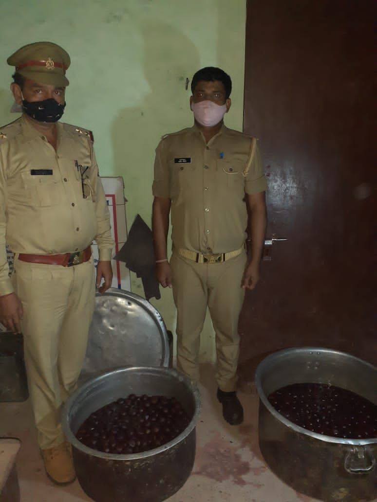 बंट रही थी मिठाई- पुलिस ने मौके पर पहुंचकर की जब्त बंट रही थी मिठाई- पुलिस ने मौके पर पहुंचकर की जब्त