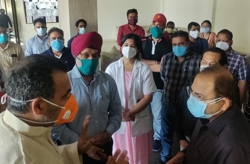केंद्रीय मंत्री ने किया मेडिकल कॉलेज का निरीक्षण-करी मरीजों से बात केंद्रीय मंत्री ने किया मेडिकल कॉलेज का निरीक्षण-करी मरीजों से बात