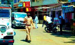 वीकेंड कर्फ्यू का पालन कराने सडक पर उतरे एसपी-पुलिस को दिये निर्देश वीकेंड कर्फ्यू का पालन कराने सडक पर उतरे एसपी-पुलिस को दिये निर्देश