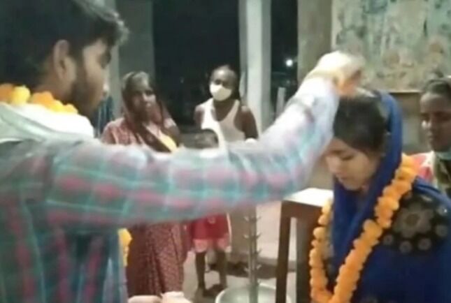 बेटा बना दूल्हा और पिता बाराती - मंदिर में लिए फेरे हो गई शादी बेटा बना दूल्हा और पिता बाराती - मंदिर में लिए फेरे हो गई शादी