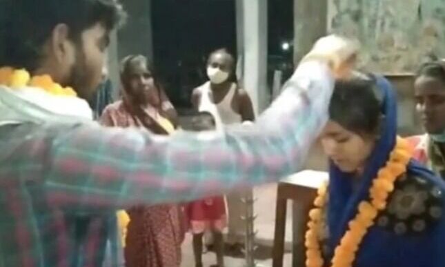 बेटा बना दूल्हा और पिता बाराती - मंदिर में लिए फेरे हो गई शादी