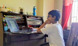 कोरोना का कहर- सरकार ने लगाई ऑनलाइन क्लास पर रोक कोरोना का कहर- सरकार ने लगाई ऑनलाइन क्लास पर रोक